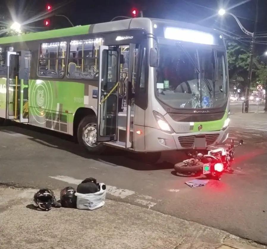 Colisão entre moto e ônibus deixa casal ferido em cruzamento de Maringá