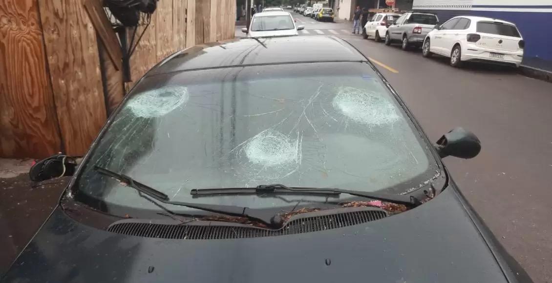 Homem em surto quebra veículos e agride Guarda Civil em Maringá