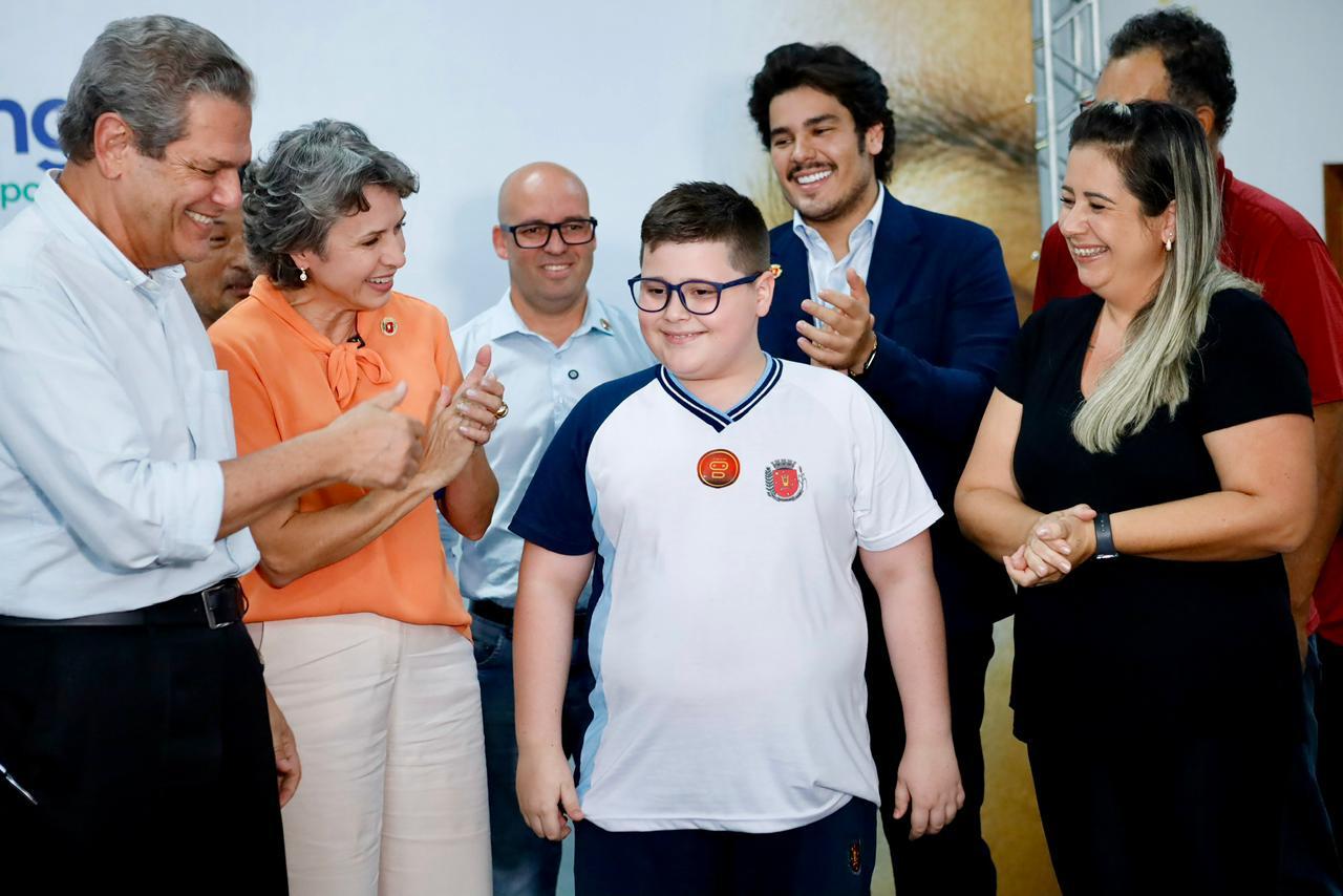 Prefeitura lança programa de atendimento oftalmológico e entrega de óculos para alunos da rede municipal de ensino; investimento é de mais de R$ 1,6 mi