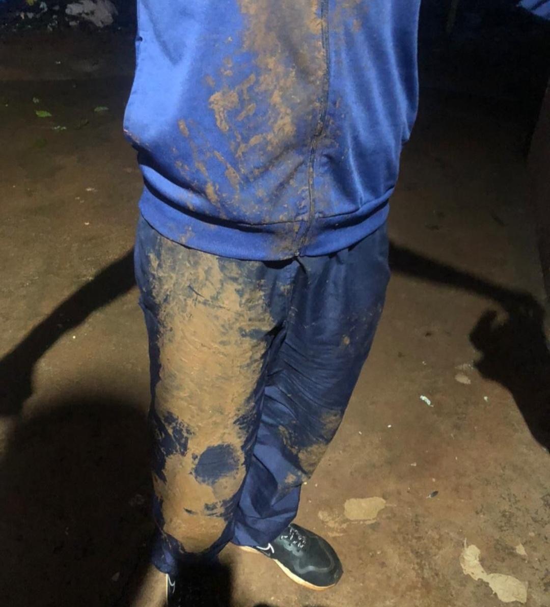 Adolescente escorrega no barro a caminho da escola em rua sem asfalto no Vale Azul