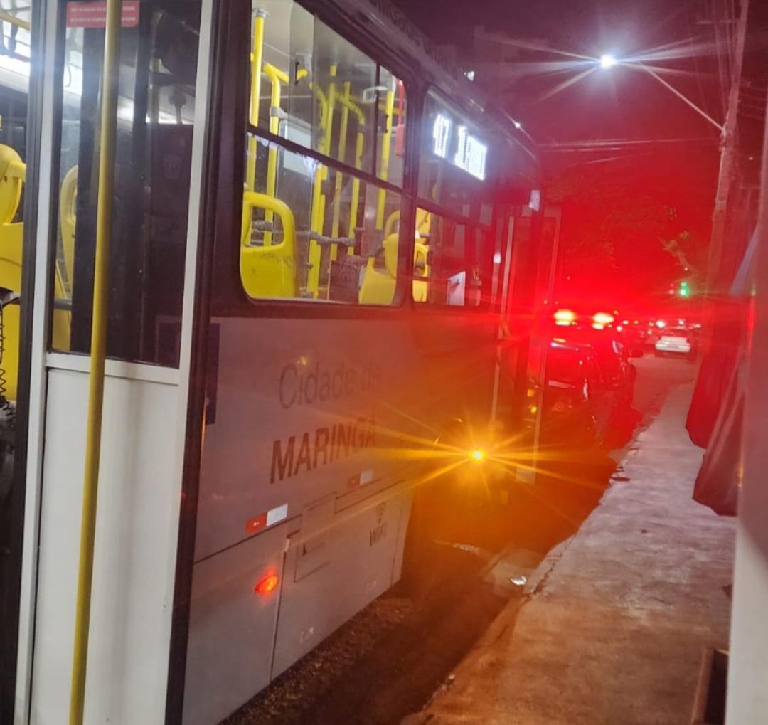 Passageiros ficam feridos após adolescentes arremessarem pedras dentro de ônibus do transporte coletivo, em Maringá