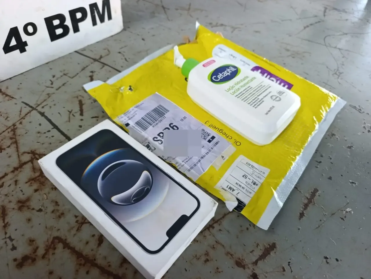 Cliente recebe creme corporal no lugar de iPhone, dá surra em suspeitos e caso termina na delegacia