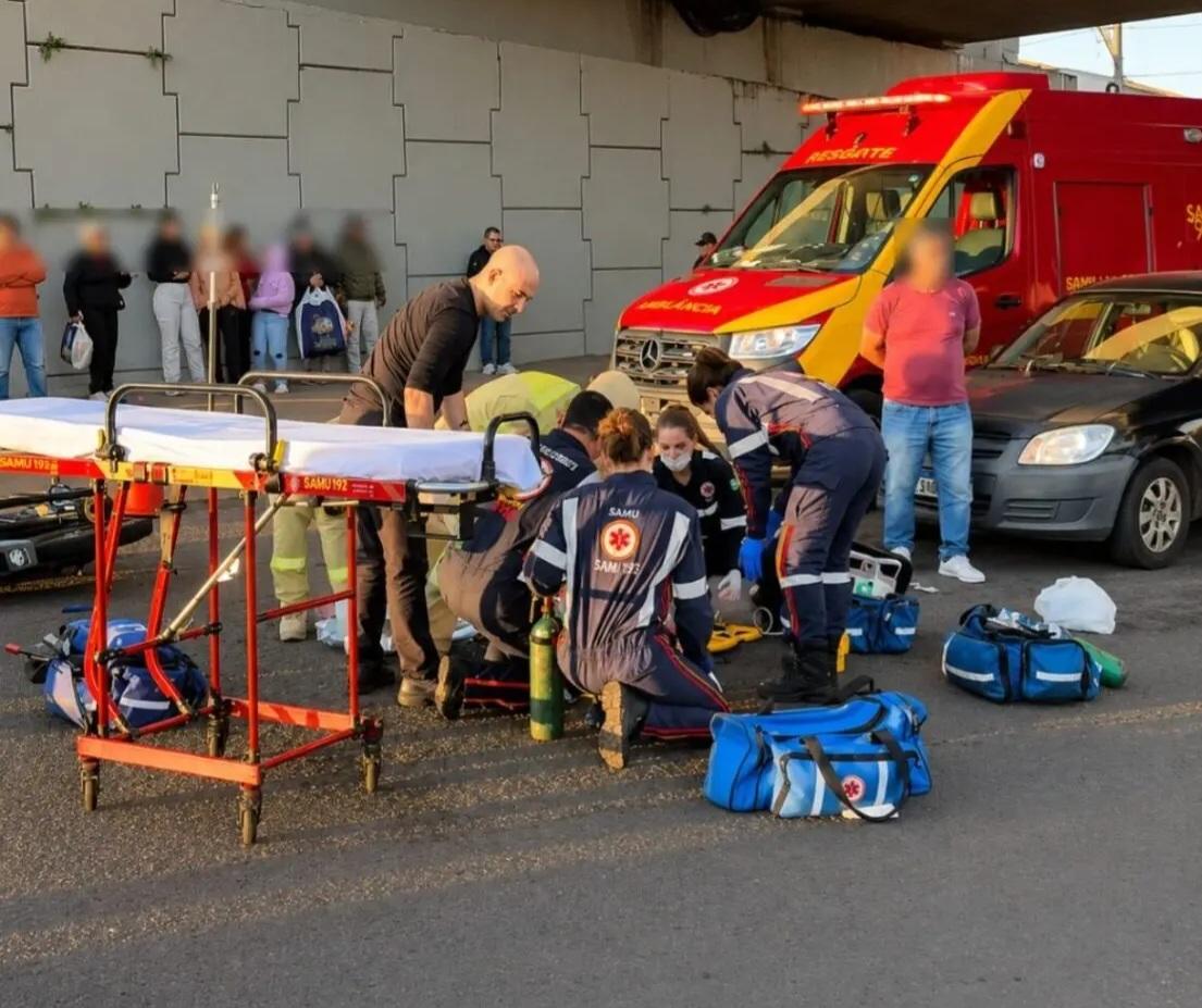 Motociclista é reanimado após parada cardíaca em grave acidente na Avenida Colombo, em Maringá