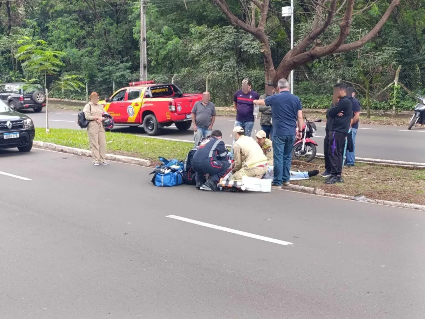 Motociclista fica em estado gravíssimo após perder controle da moto e bater contra árvore em Maringá