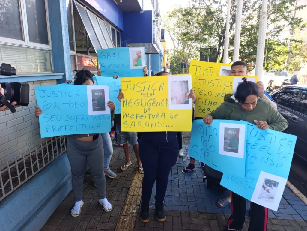 Protesto em Sarandi cobra respostas sobre queimaduras de bebê dentro de CMEI