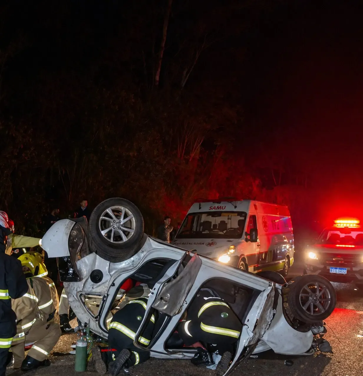 Carro fica destruído após motorista perder o controle e capotar várias vezes na BR-376, em Maringá
