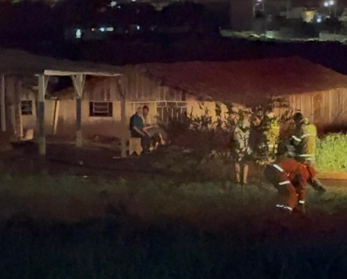Cena comove; Idoso acompanha a destruição da casa enquanto bombeiros combatem o fogo