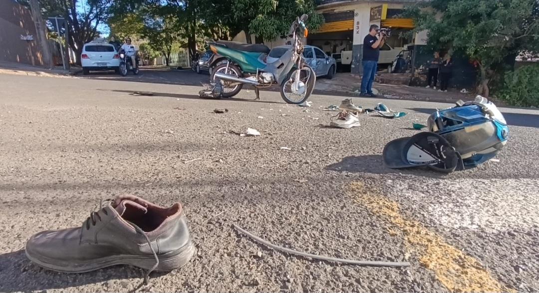 Funcionário de funilaria sai com carro de cliente, invade preferencial e provoca grave acidente com motociclistas em Maringá