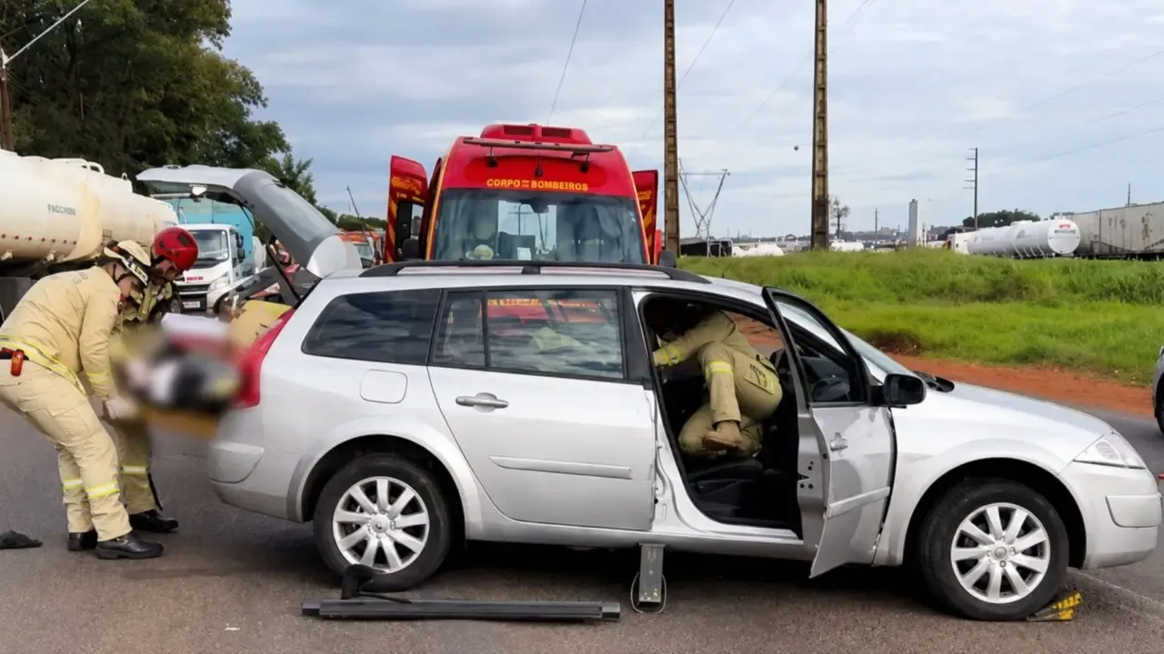 Motorista fica presa às ferragens após grave acidente com caminhão no Contorno Sul de Maringá