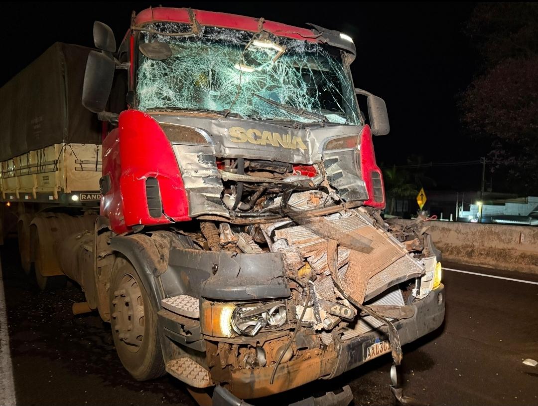 Caminhoneiro fica ferido após bater na traseira de carreta na PR-323, em Paiçandu sentido Maringá