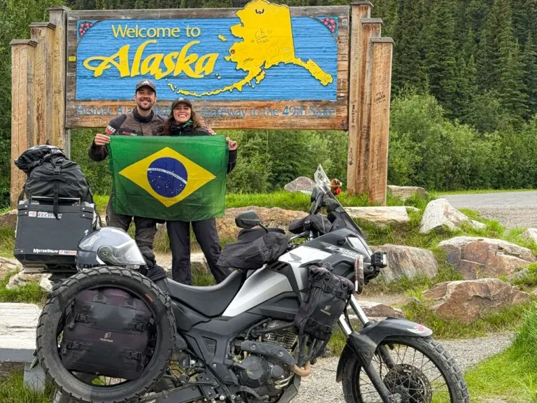 ‘Eu me apaixonei pela vida’: Morador da região de Maringá chega ao Alasca de moto após cruzar 20 países e conhecer bióloga no Amazonas