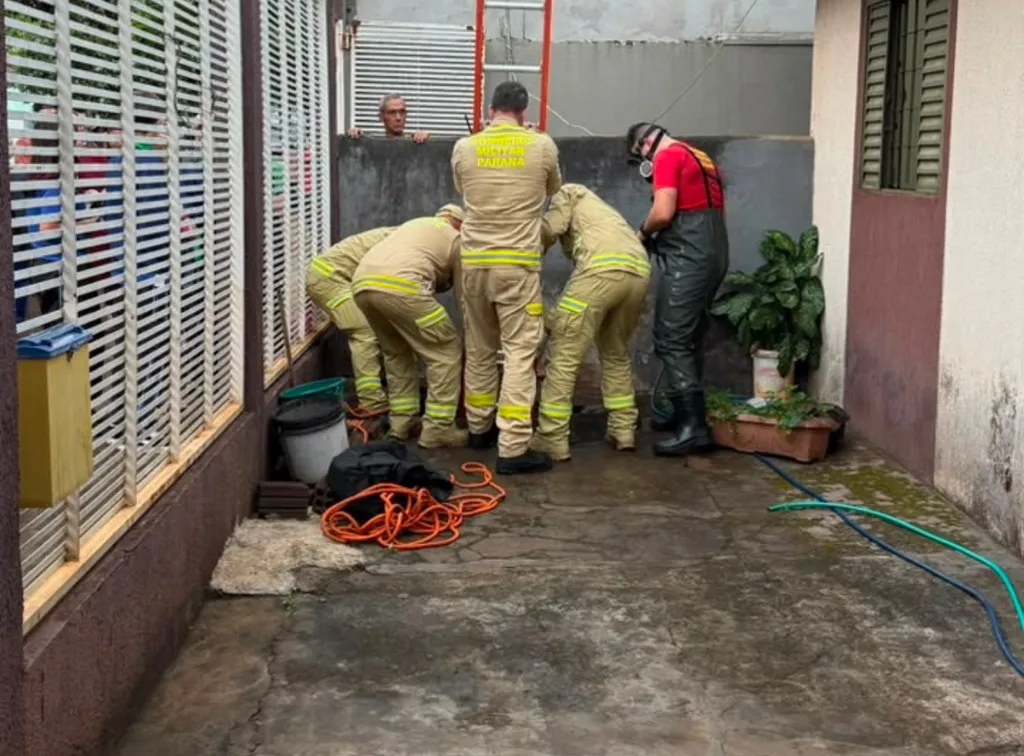 Homem esquece chave, pula muro e cai em fossa de 7 metros em Sarandi