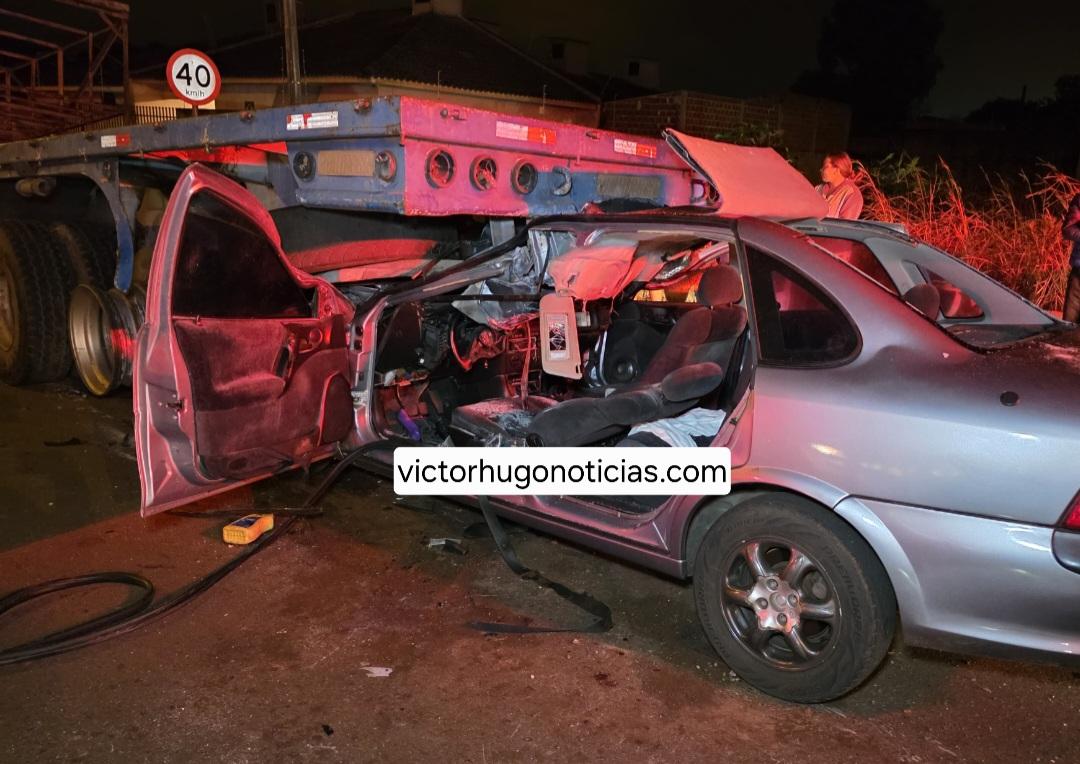 Mãe, pai e criança ficam feridos após carro bater contra carreta estacionada em Sarandi