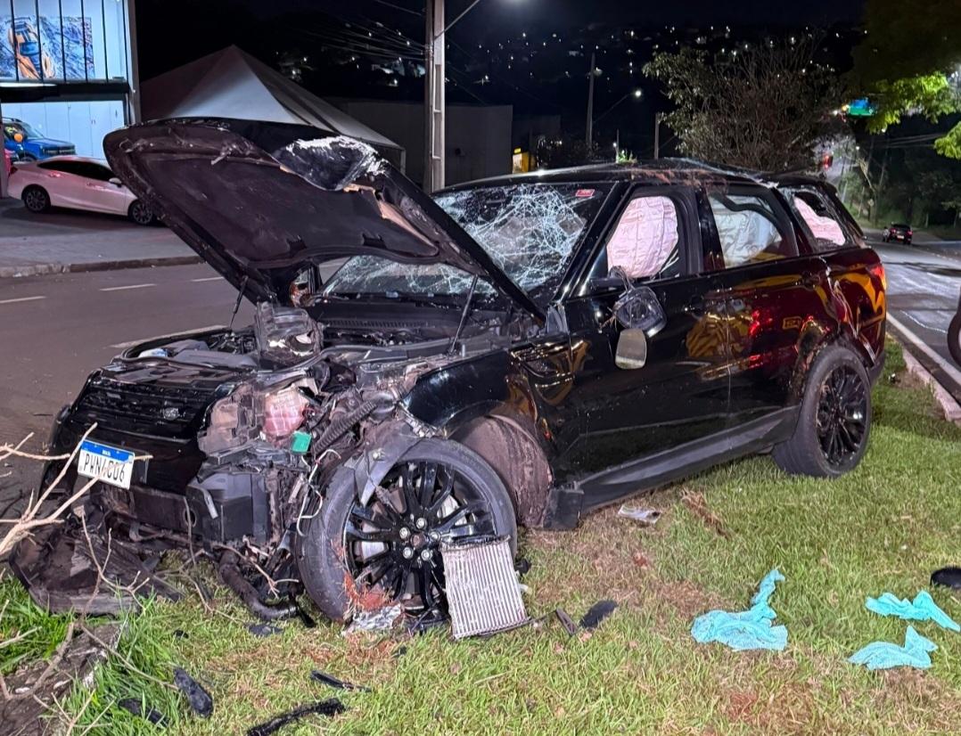 Range Rover capota após sequência de colisões na Avenida Alexandre Rasgulaeff, em Maringá