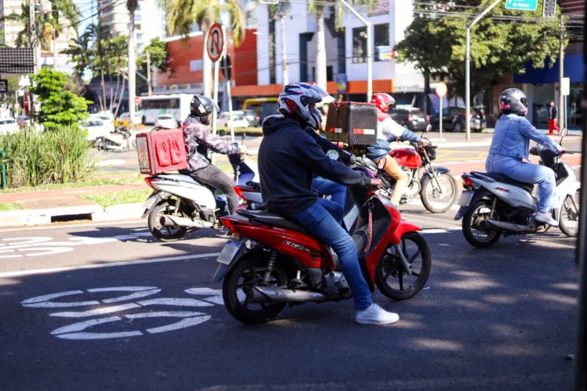 Semob reforça importância do uso correto do capacete em Maringá