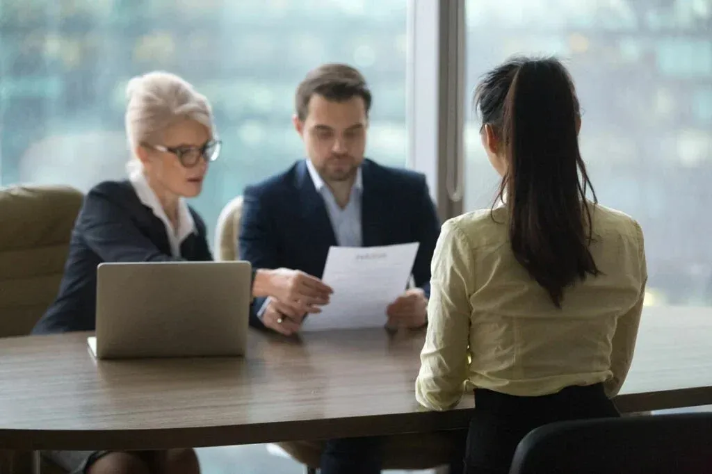 Serviços lideram geração de empregos em Maringá em 2026