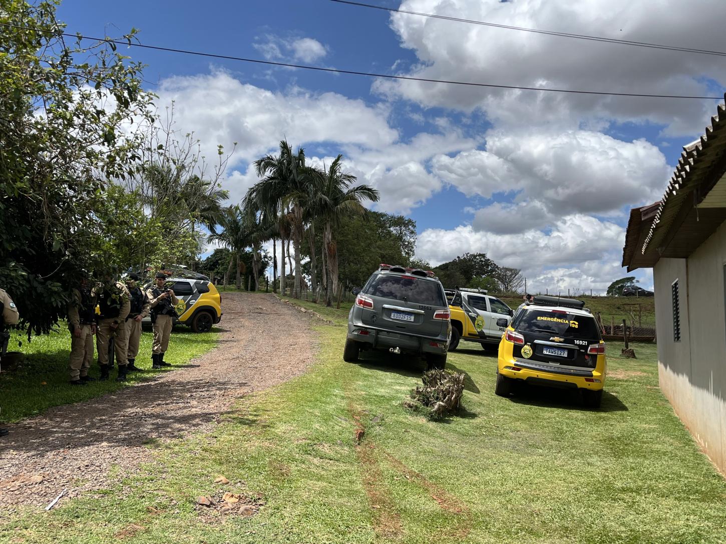 Ex-policial militar ameaça esposa, troca tiros com a PM e acaba baleado durante cerco 