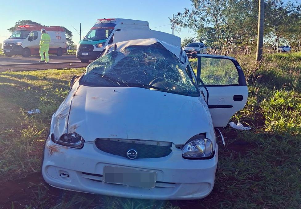 Jovem de 18 anos é arremessada para fora de carro em capotamento e encaminhada de helicóptero a Maringá