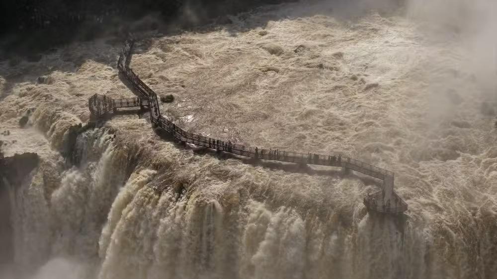 Vazão das Cataratas do Iguaçu chega a 8,8 milhões de litros por segundo e fecha passarela