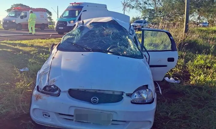 Jovem de 18 anos é arremessada para fora de carro em capotamento e encaminhada de helicóptero a Maringá
