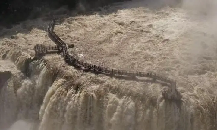 Vazão das Cataratas do Iguaçu chega a 8,8 milhões de litros por segundo e fecha passarela